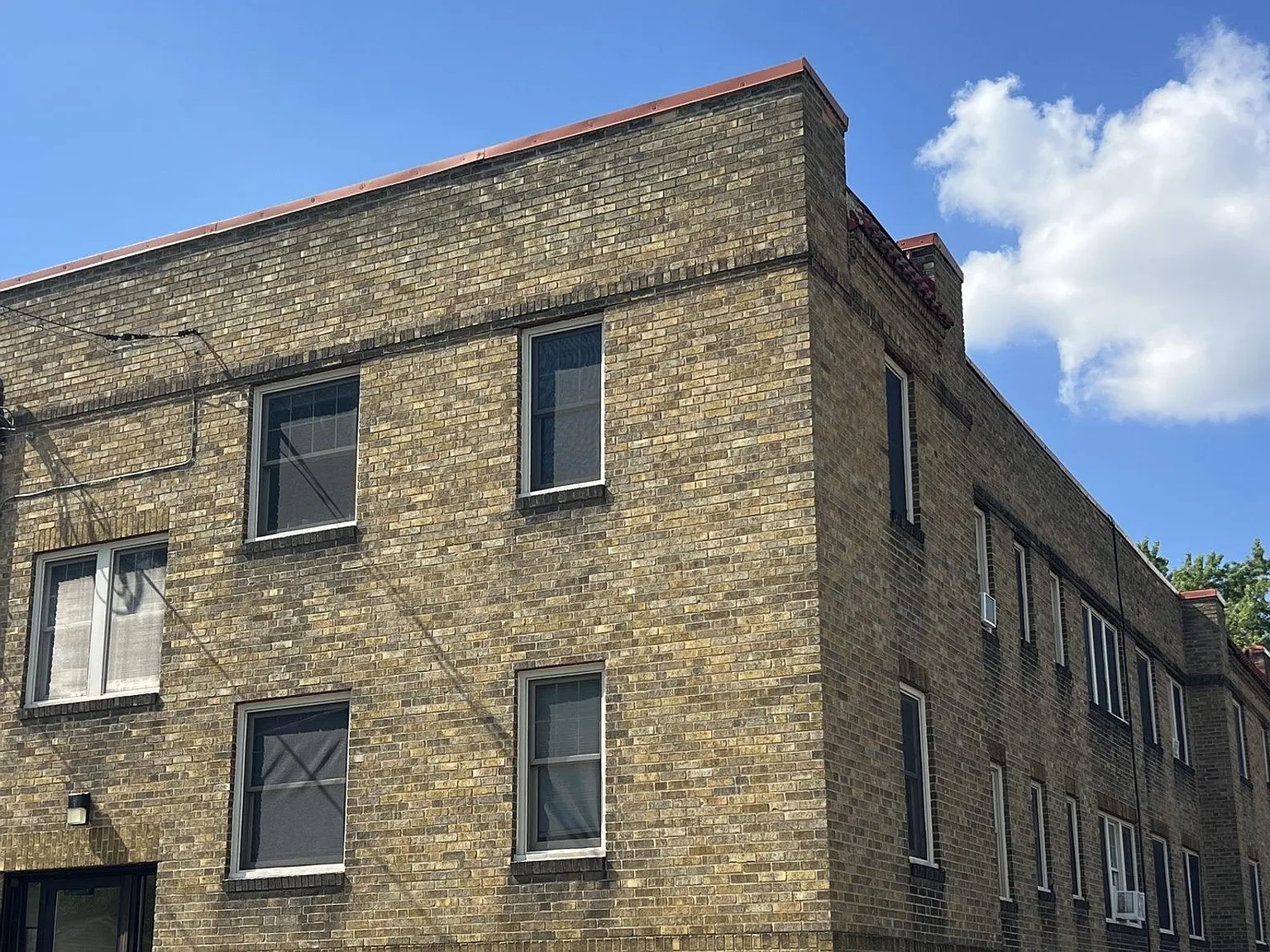 Charming Brick Historic Apartment in the Heart of Vibrant Hamline-Midway — Photo 4