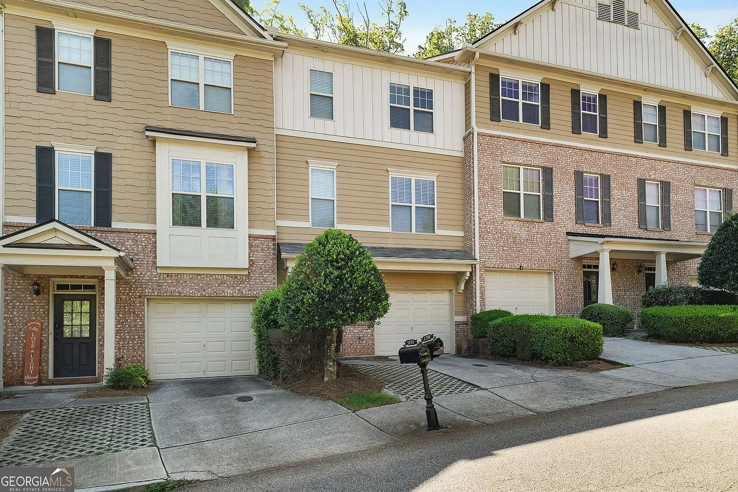 3 bed, 3.5 bath, 2220 sqft, $2,350 — Photo 2