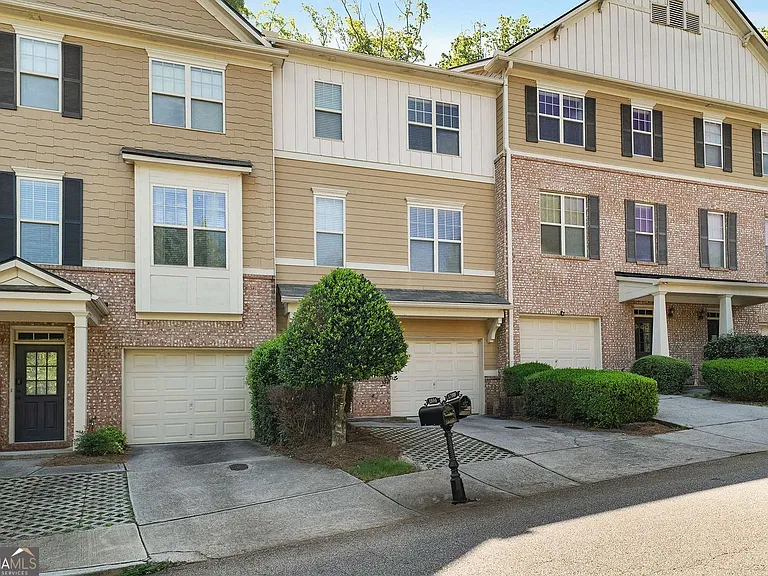 1798 Oakbrook Ln NW #8 — Photo 2