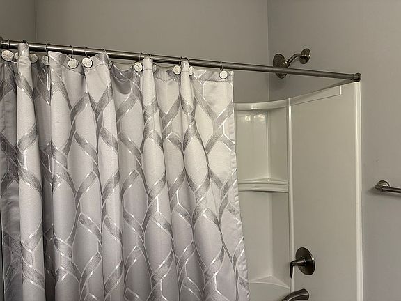 Main bath shower/tub