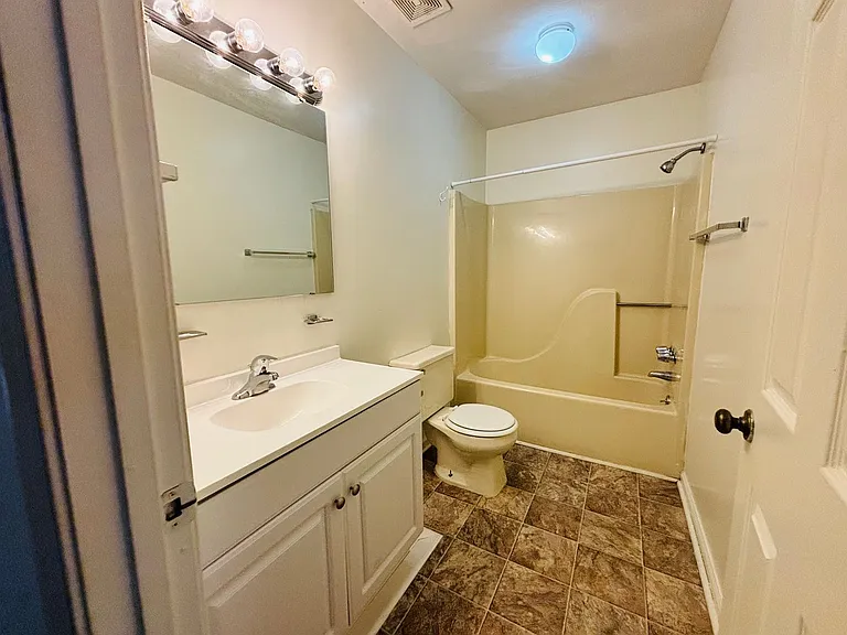 850 Patrick Henry Dr — Photo 20