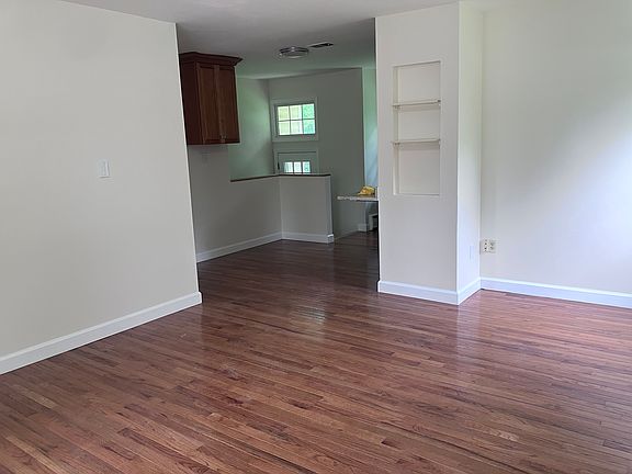 3rd image of 1306 Everett Ave