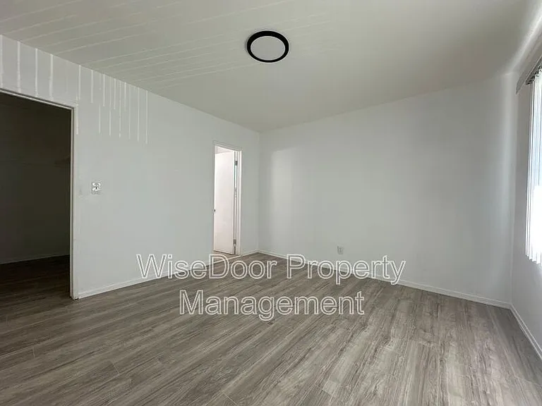 1409 W Lingan Ln #11 — Photo 7