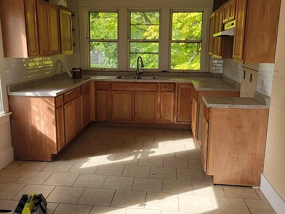 5th image of 1131 Douglas Ave APT 2