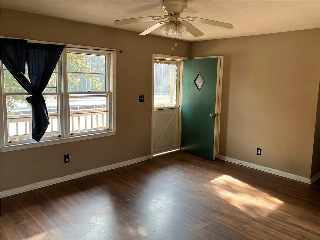 3 bed, 2.0 bath, 1075 sqft, $1,700 — Photo 2