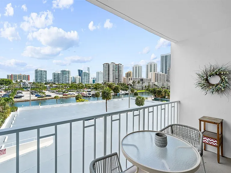 500 Bayview Dr #325 — Photo 2