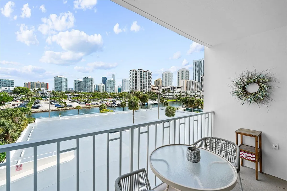 Building Photo - 500 Bayview Dr #325