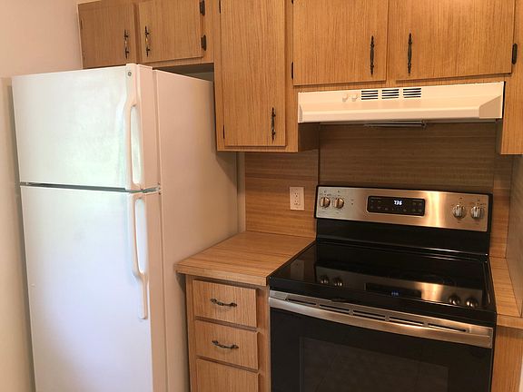 VIEW OF THE REFRIGERATOR AND STOVE