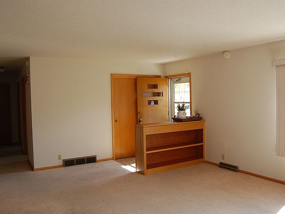3rd image of 121 Hagge St