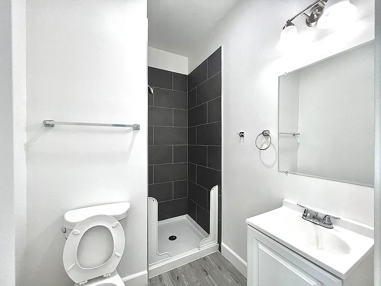1142 W 35th St #3 — Photo 14