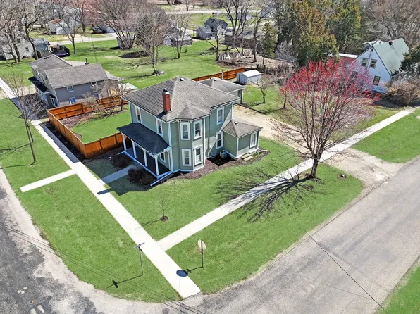 207 E Davis St, Dakota, IL 61018