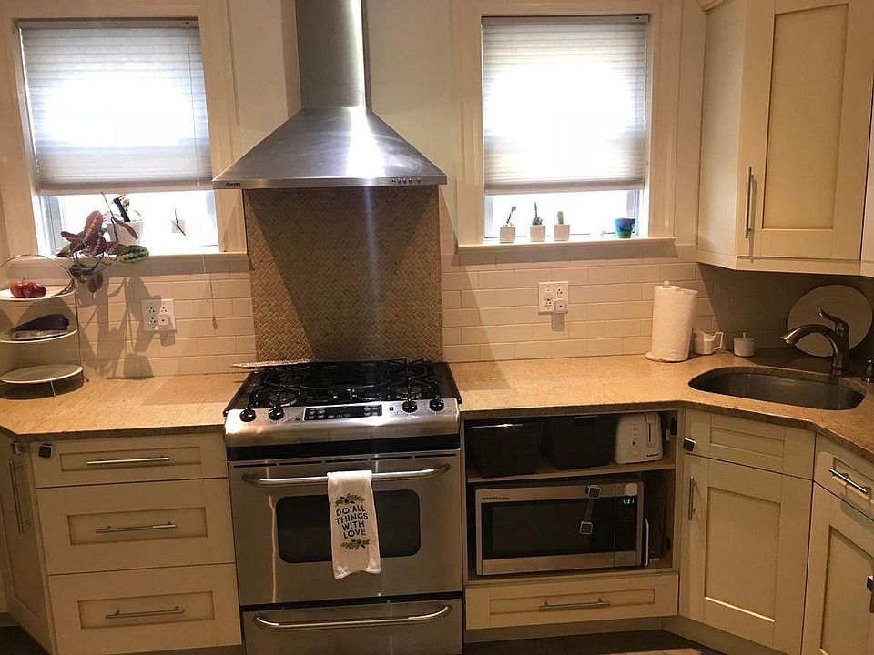 Granite kitchen, Stainless appliances, high end gas oven/stove