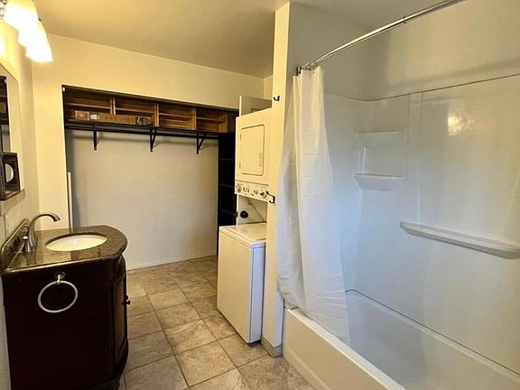 bathroom/closet