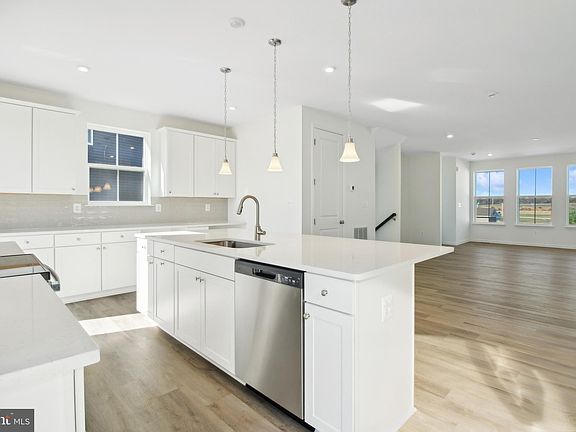5th image of 518 Rosemary Cir