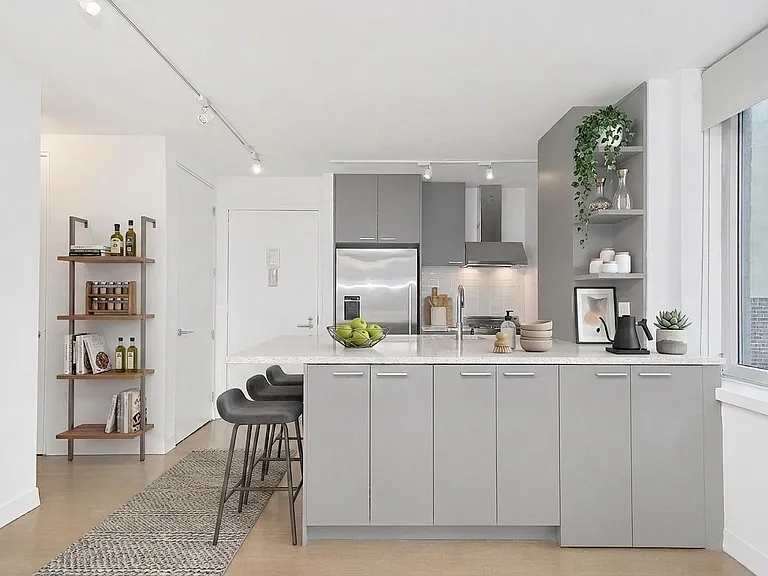 200 E 11th St #402 — Photo 3