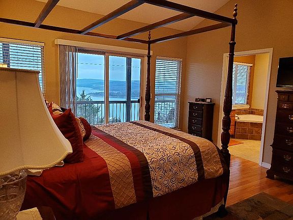 Master Bedroom 16.5 x 14