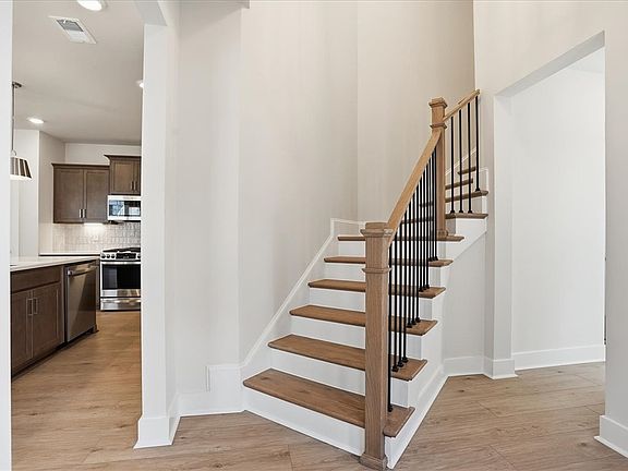 3rd image of 417 Crestcreek Dr