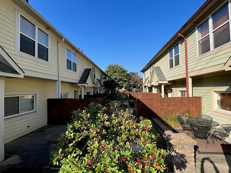 1088 Perry St #C — Photo 16