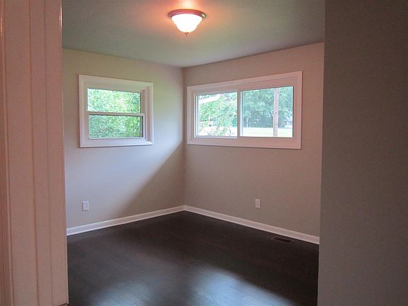 5th image of 108 Stewart Dr