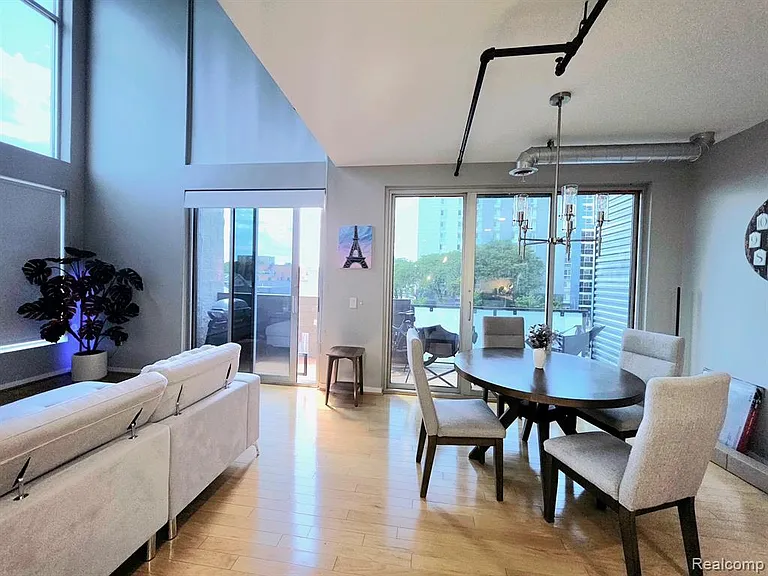 614 S Troy St #205 — Photo 11