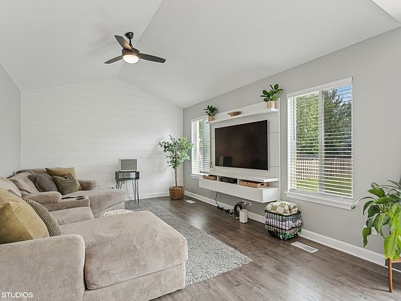 3rd image of 2725 Olympic Ct