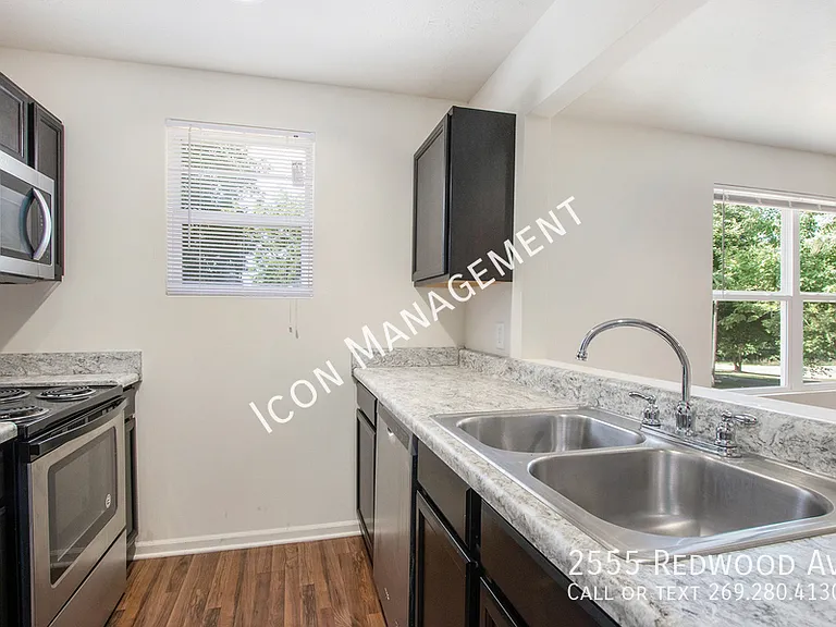 2555 Redwood Ave — Photo 5