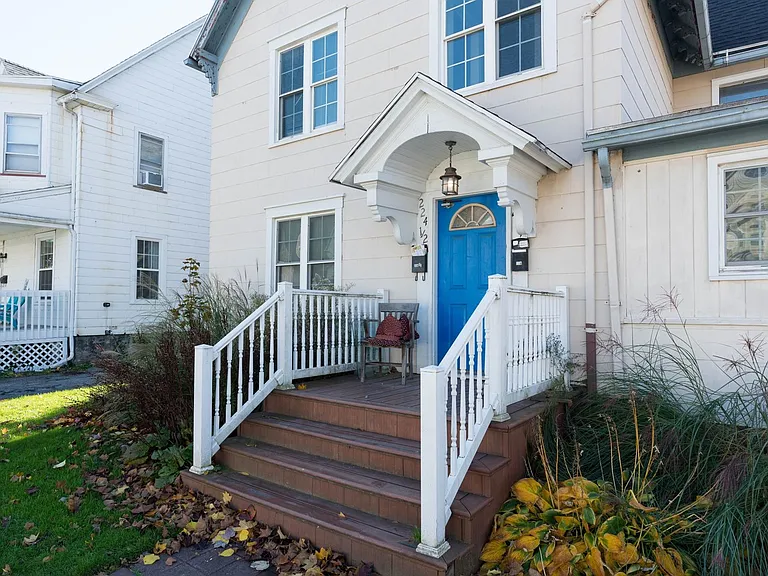 224 E Commercial St — Photo 2