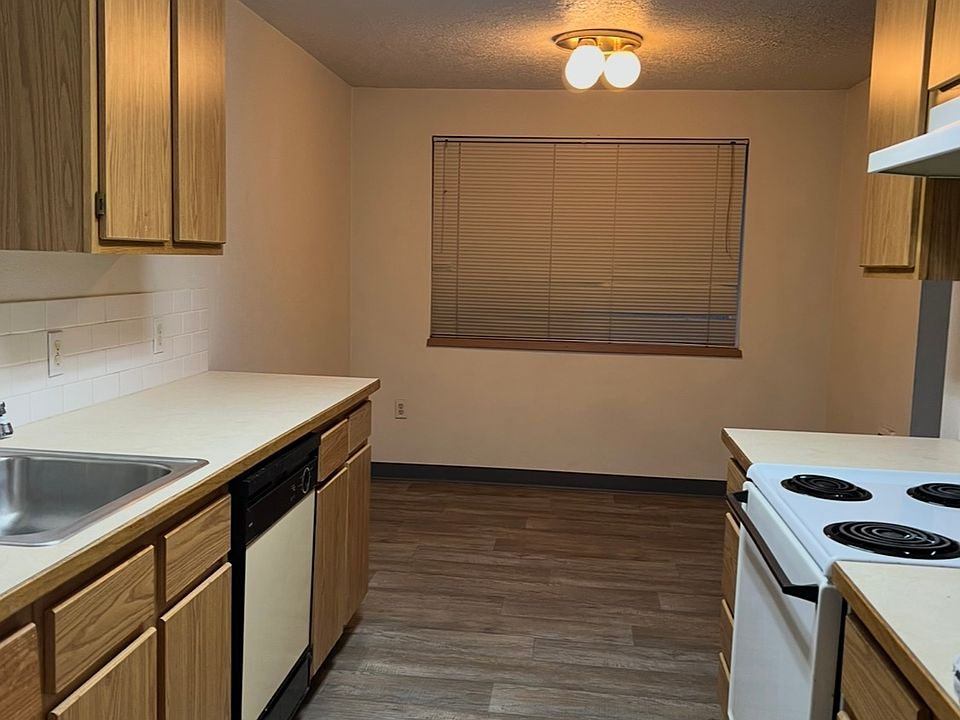 2nd image of 5588 River Rd N