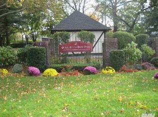 71 Greenmeadow Ct, Deer Park, NY 11729