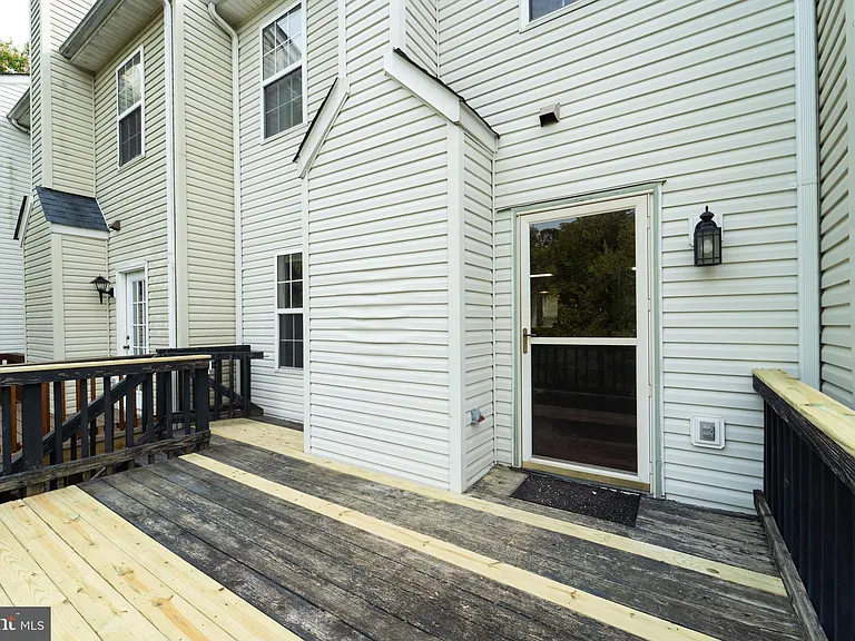 413 Lakeview Ct — Photo 42