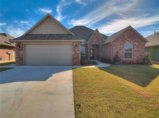 924 SW 13th St, Moore, OK 73160