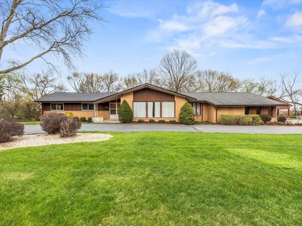 7689 Overlook DRIVE, Greendale, WI 53129