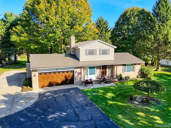 81 Groveland Dr, Howell, MI 48843