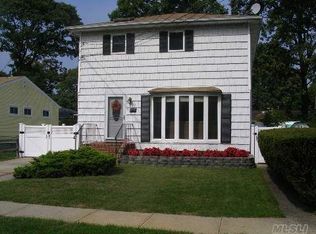 71 Fitzmaurice St, Massapequa Park, NY 11762