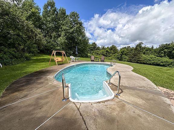 4th image of 281 Hallock Hill Rd