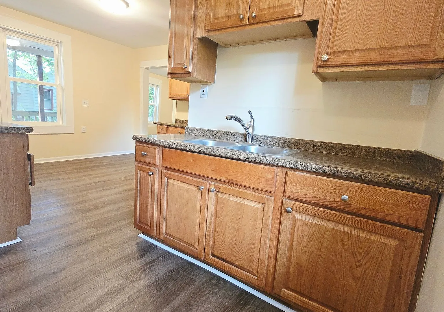 Spacious 5 Bed 2 Bath House - Pet-Friendly — Photo 2