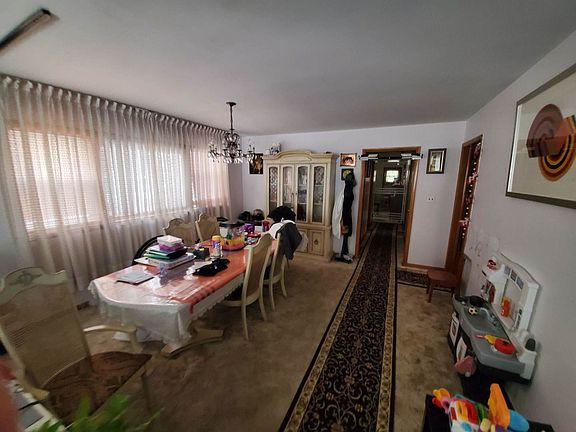 2nd image of 5449 N Artesian Ave