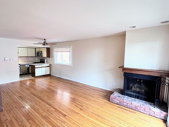 4th image of 1034 W Diversey Pkwy #C