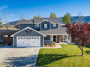 300 Peach Blossom Ln, Tehachapi, CA 93561