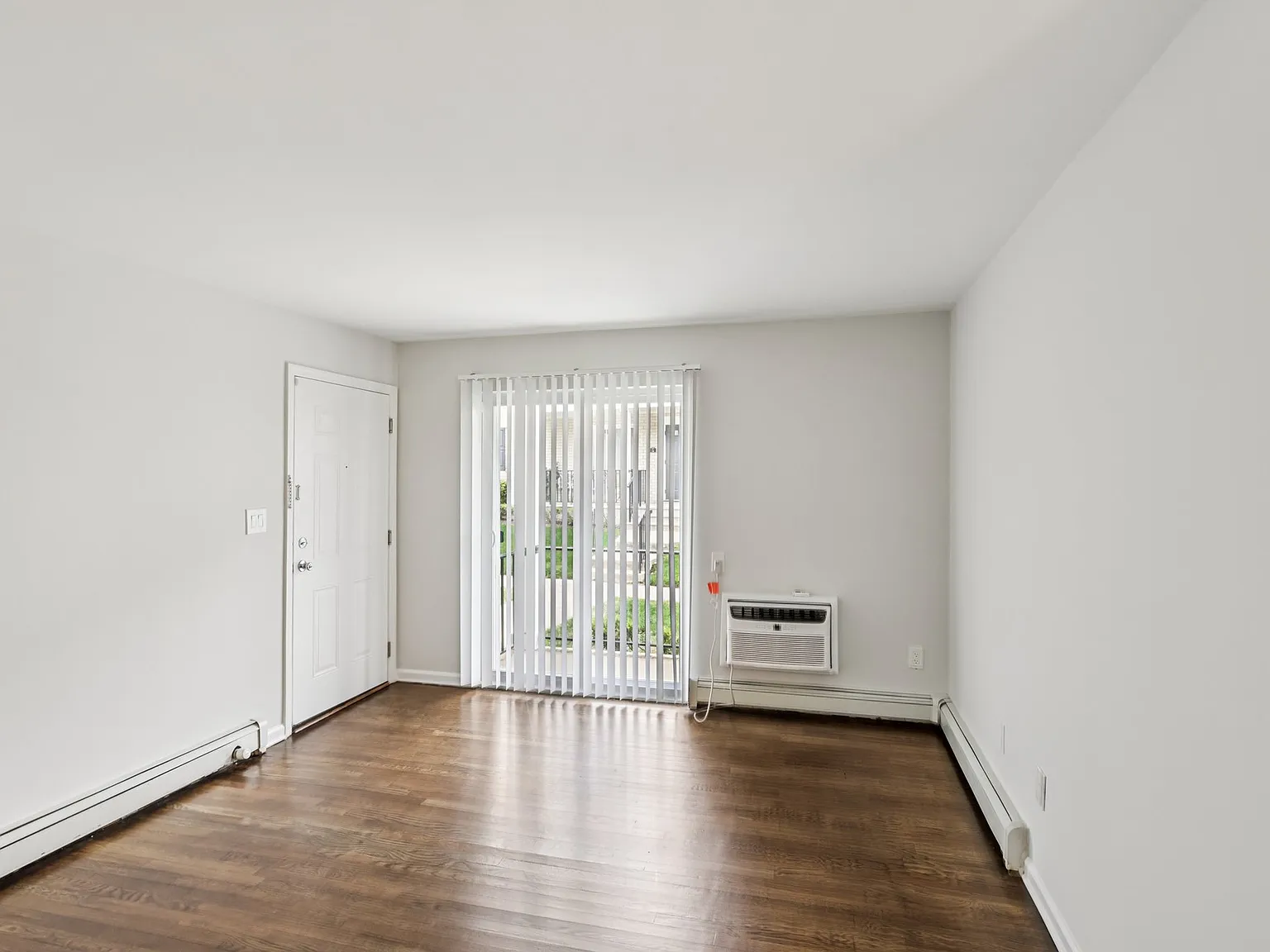 Queens Gardens Apartments — Photo 4