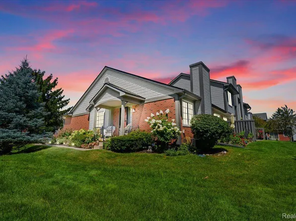 456 Winwood Cir, Walled Lake, MI 48390