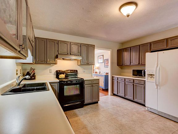 3rd image of 9241 Countryway Dr