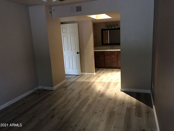 5th image of 39 E Waltann Ln