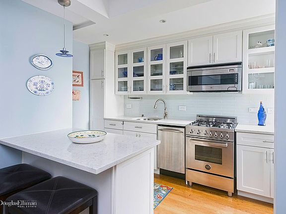 3rd image of 319 E 50th St #8DE