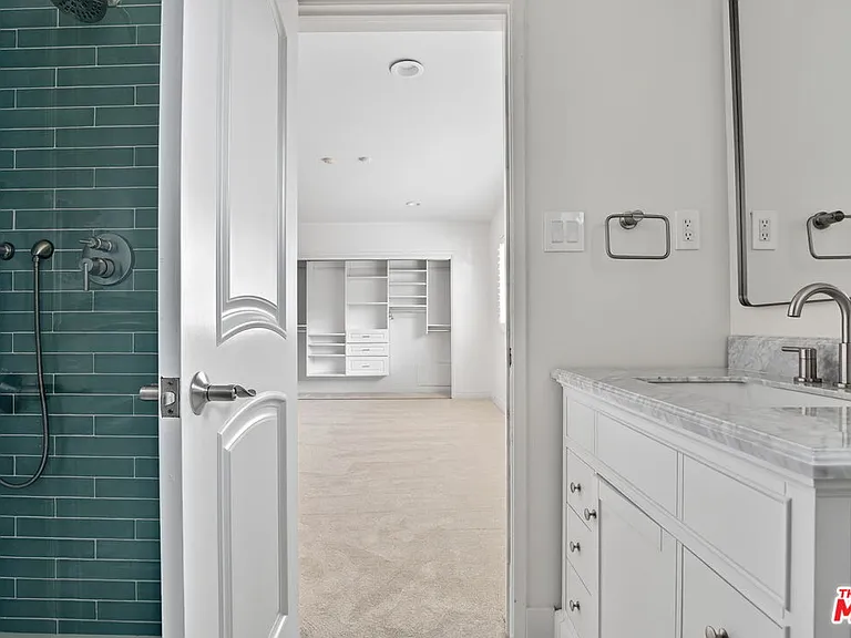 4186 Regal Oak Dr — Photo 32