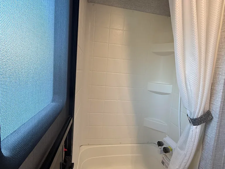Bath with Tub/shower