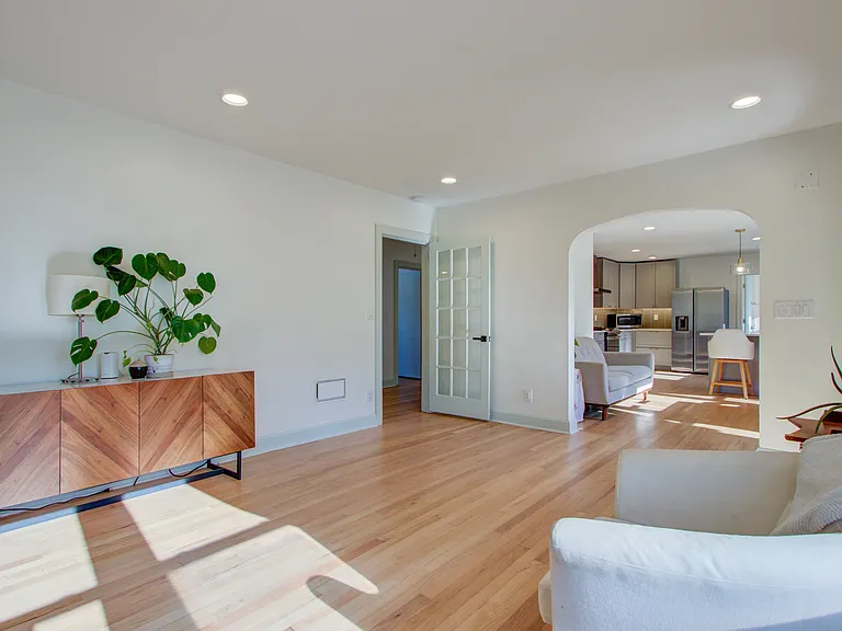 4881 Victoria Ave — Photo 7