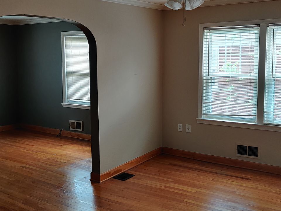 From dining room looking into the front family room.