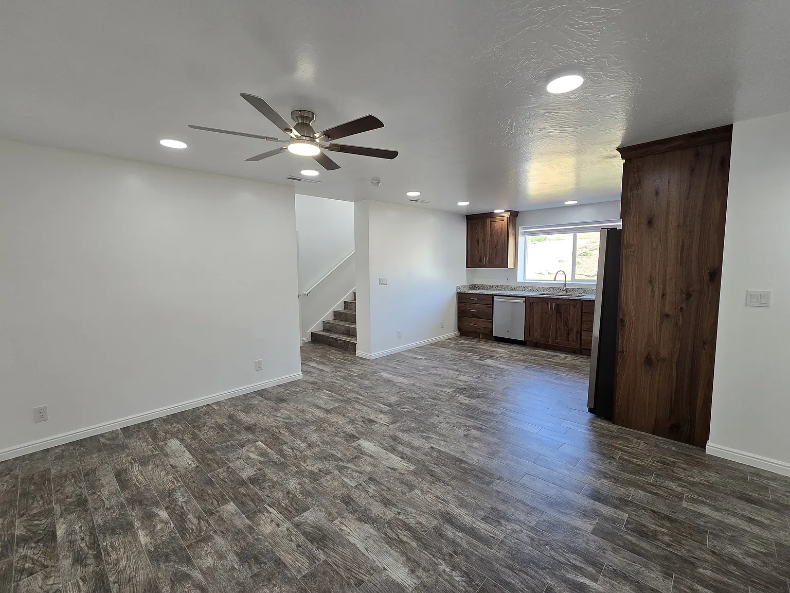 3 bed, 1000 sqft, $1,700 — Photo 2