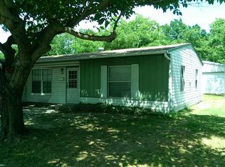 909 Indian Hills Dr, Grand Prairie, TX 75051
